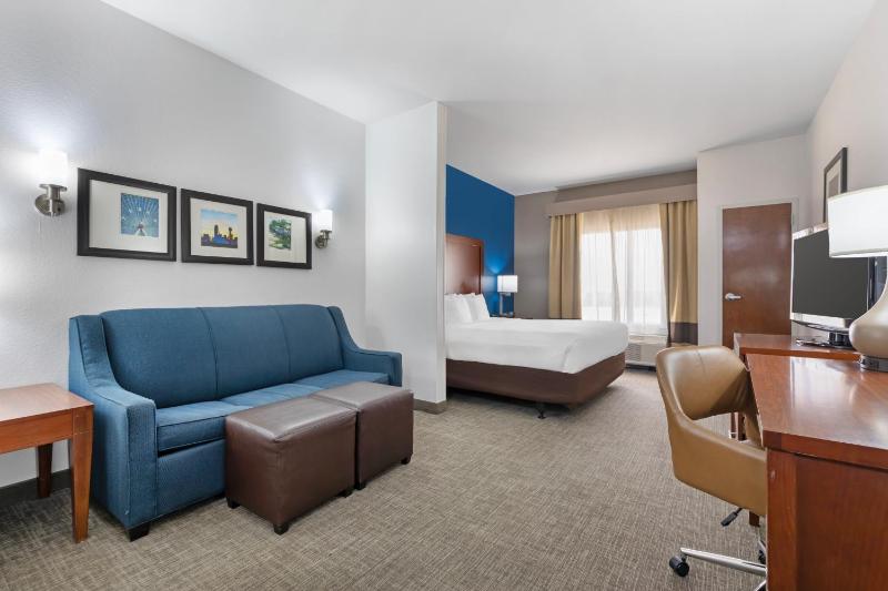 King Suite with Accessible Tub - Accessible/Non-Smoking image 2