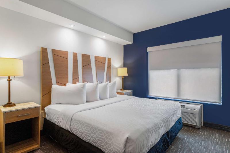 King Suite with Sofa-Bed - Non-Smoking image 4