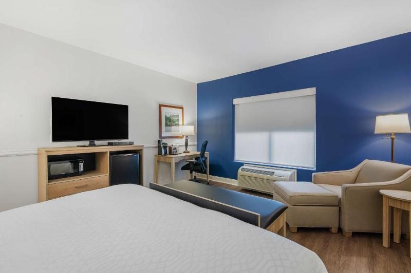 King Room with Wet Bar - Non-Smoking image 3