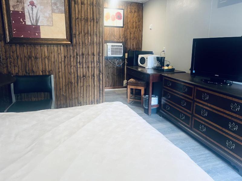 Queen Room image 3