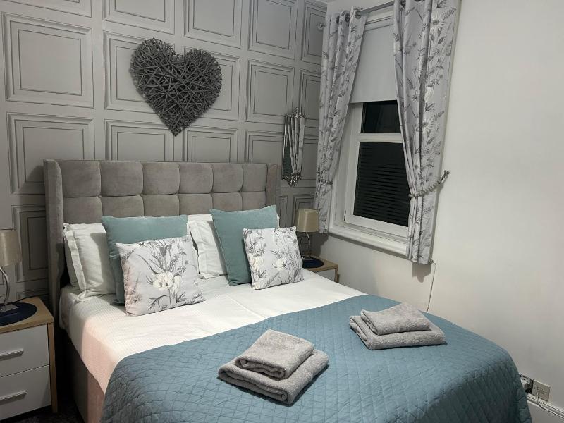 Rooms at 153 ROOM ONLY - image 2