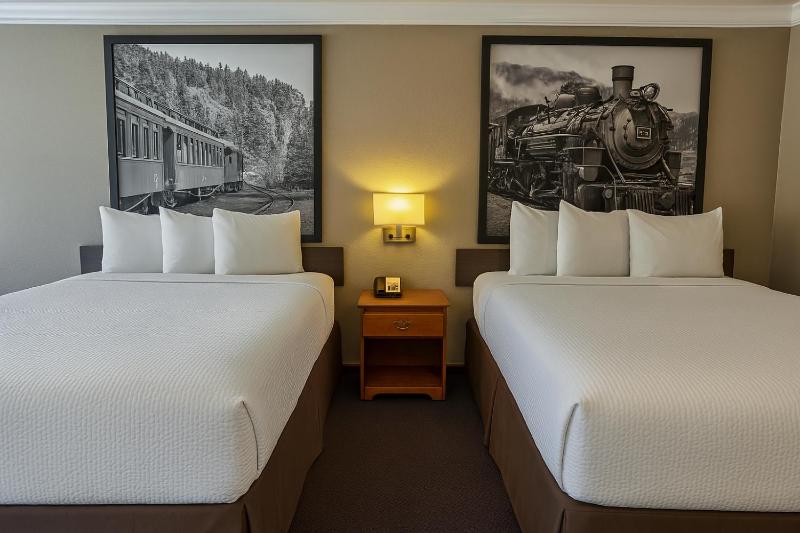 Queen Room with Two Queen Beds - Non-Smoking image 3