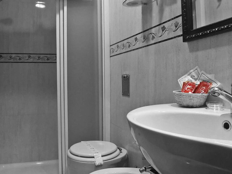 Twin Room image 2
