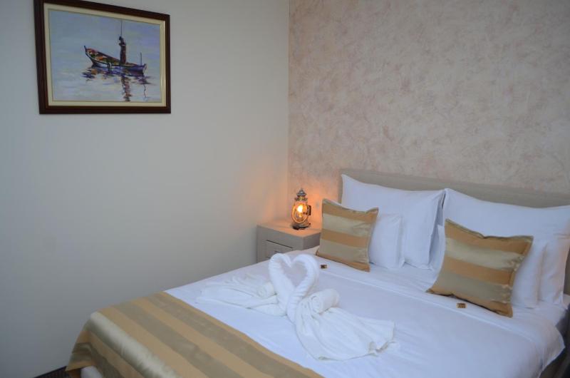Deluxe Double or Twin Room image 2