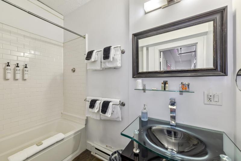 One-Bedroom Suite image 4