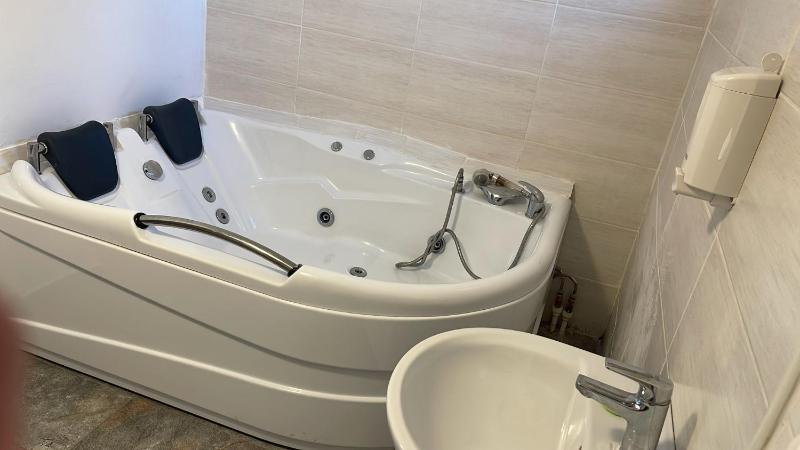 Deluxe Double Room with Bath image 1