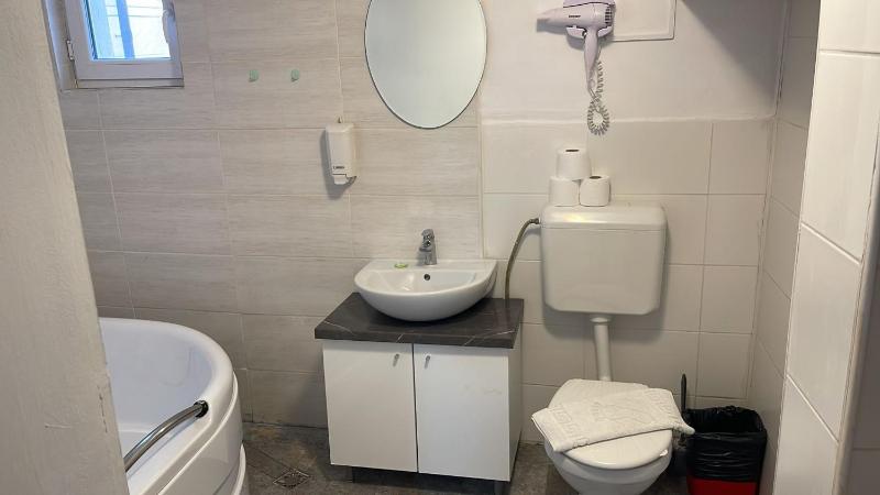 Deluxe Double Room with Bath image 4