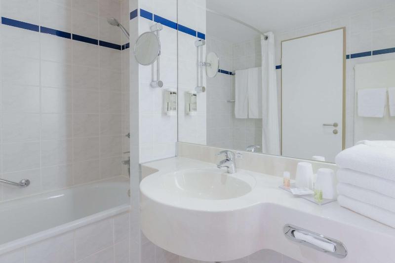 Standard Twin Room image 4