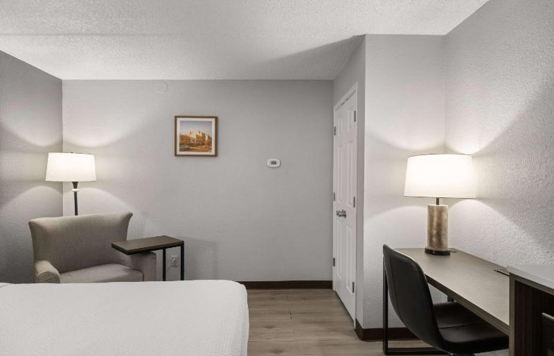 Double Room with Two Double Beds - Disability Access image 3
