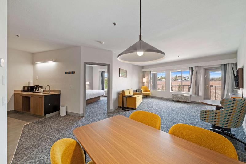 One Bedroom King Suite with Balcony image 2