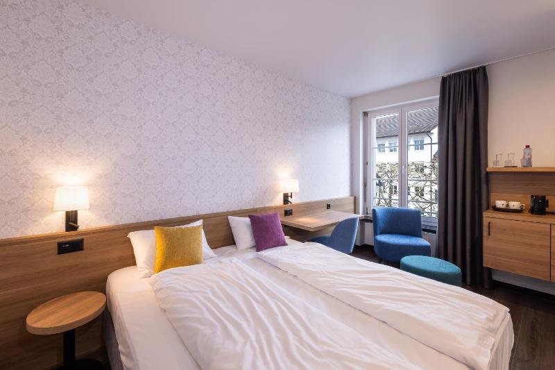Standard Twin Room image 1