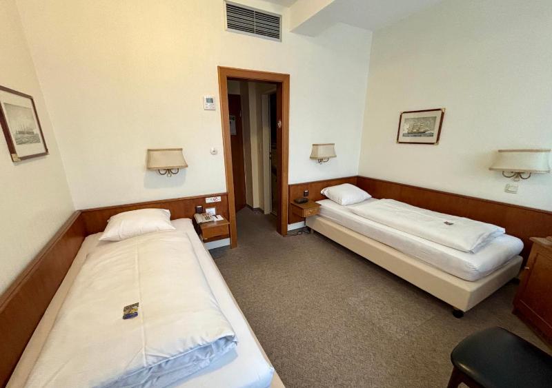 Standard Twin Room image 1