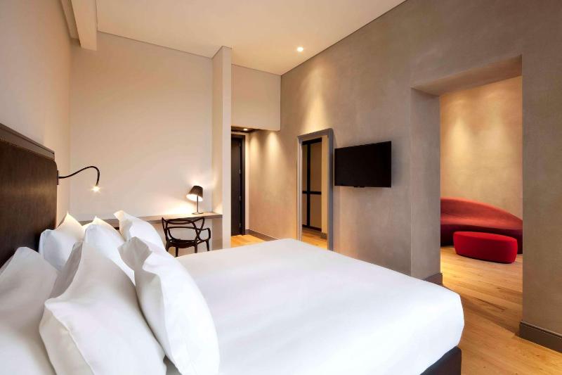 Suite with City View image 3