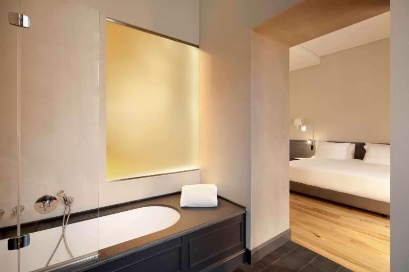 Suite with City View image 4