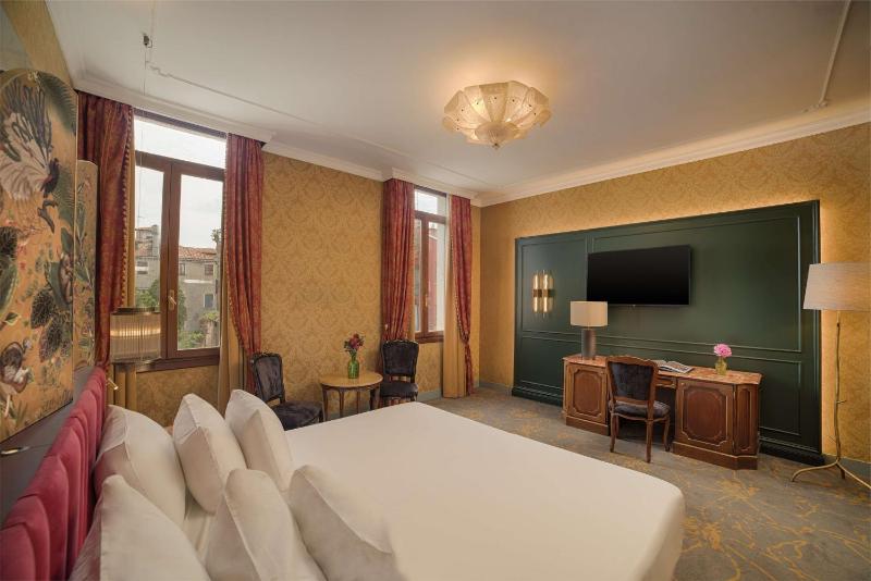 Premium Double or Twin Room with Canal View image 4