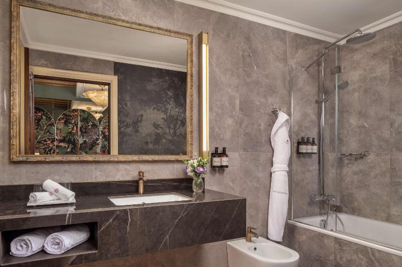 Premium Double or Twin Room with Canal View with Extra Bed image 4