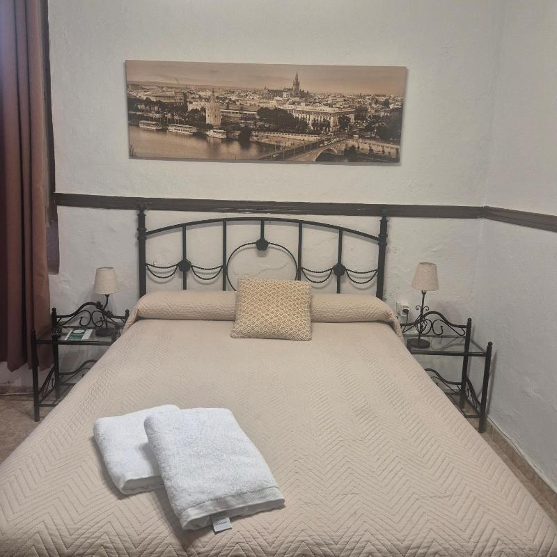 Triple Room with Private Bathroom image 3