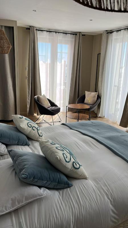 Suite with Sea View image 4