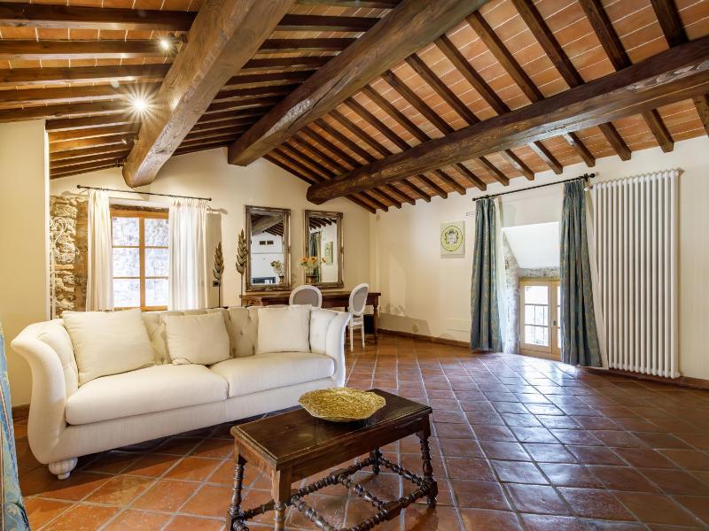 Luxury Suite image 3