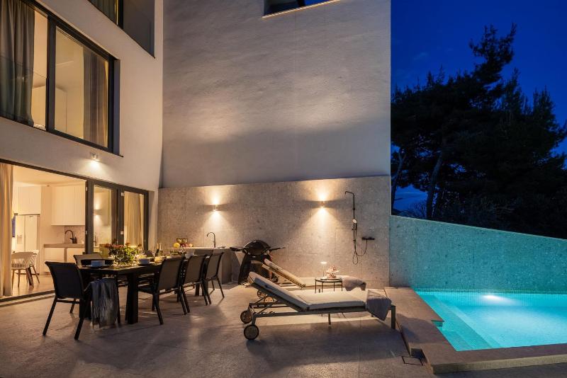 Luxury villa Manera Bol with heated pool near Zlatni Rat - image 8