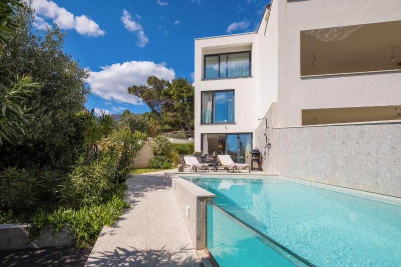 Luxury villa Manera Bol with heated pool near Zlatni Rat - image 17