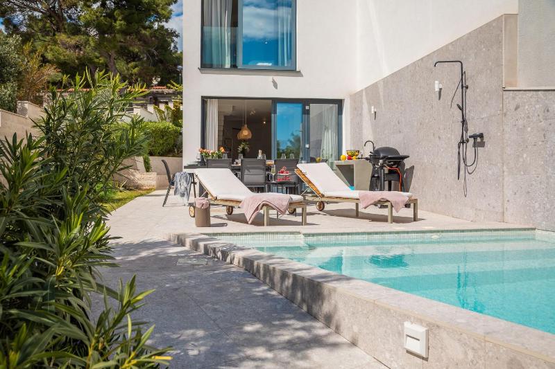 Luxury villa Manera Bol with heated pool near Zlatni Rat - image 11