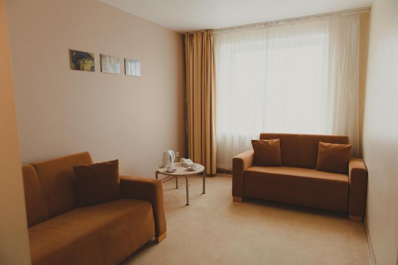 One-Bedroom Suite with Sofa Bed image 4
