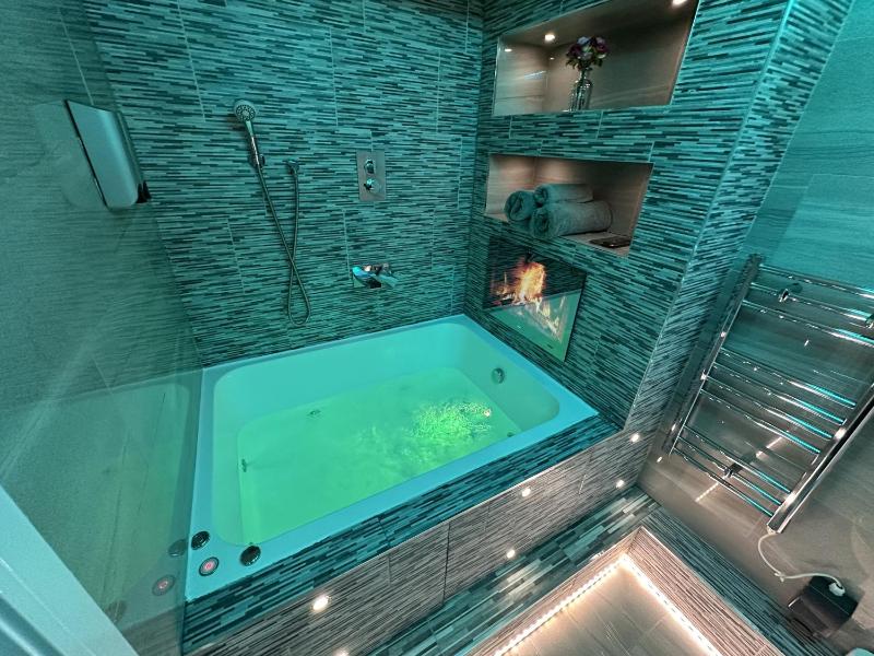 Deluxe Suite with Spa Bath image 1
