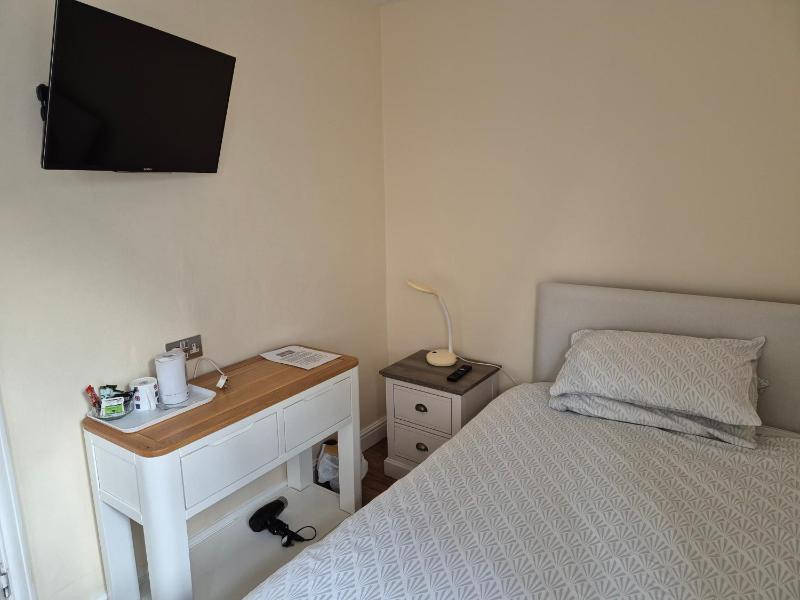 Single Room image 4