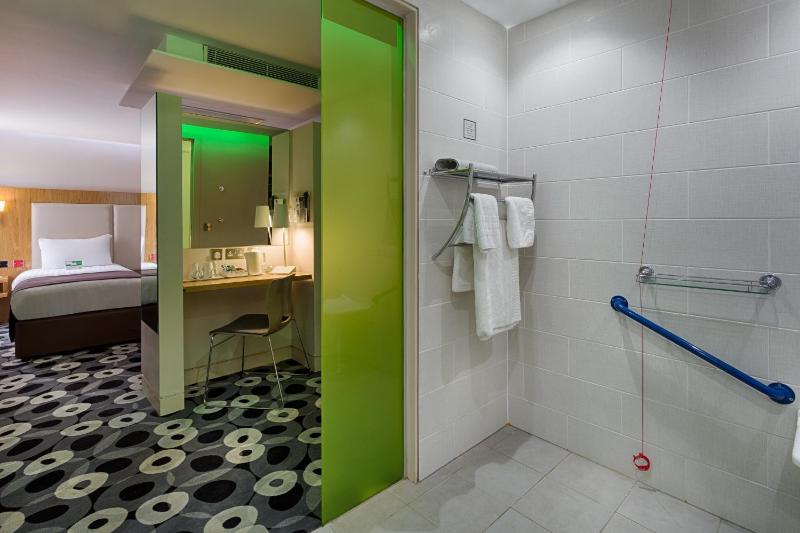Standard King Room - Accessible image 2