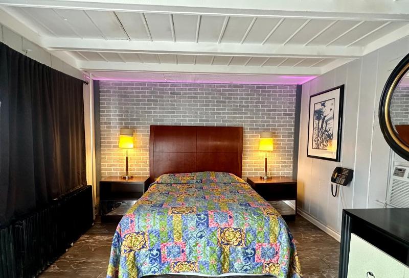 King Bed Non-Smoking image 1