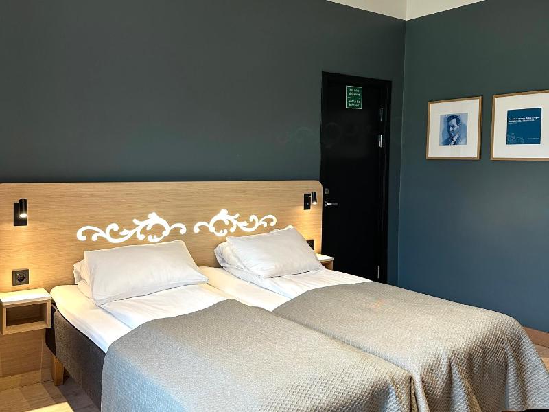 Superior Twin Room image 3