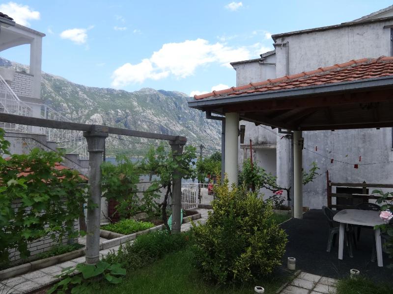 Cute studio with garden and terraceby the sea - image 9