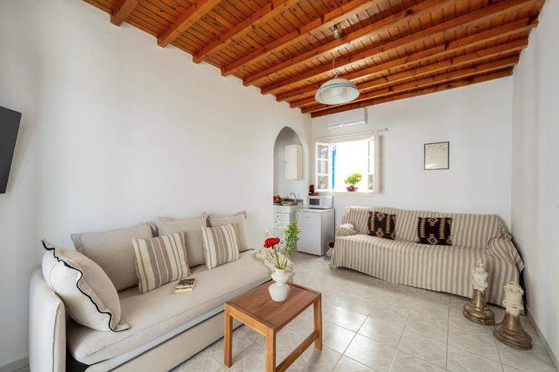 Mykonos town apartment with sea view image 3
