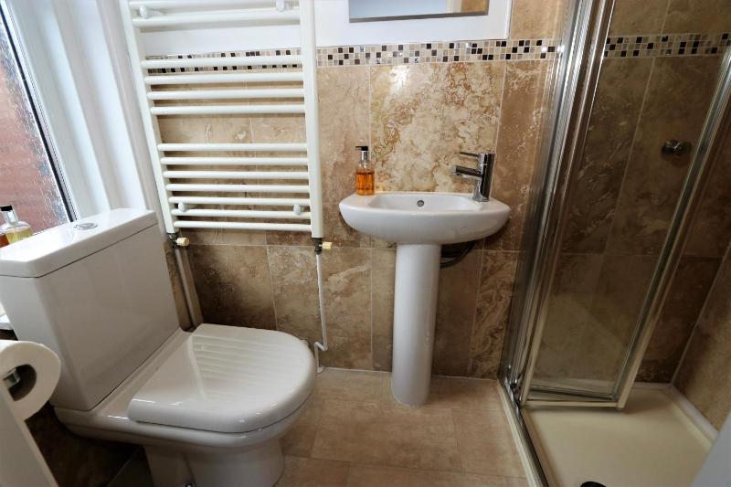 Standard King Room image 3