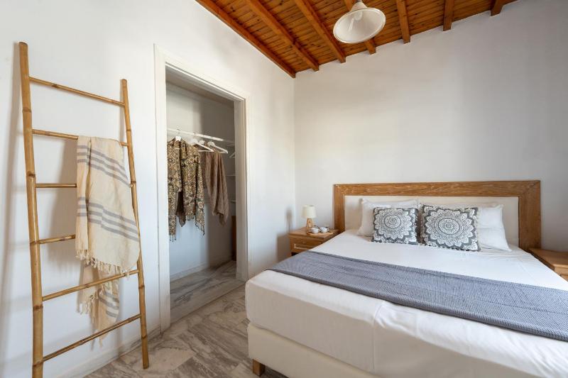 Apartment with private balcony and sunset view image 4