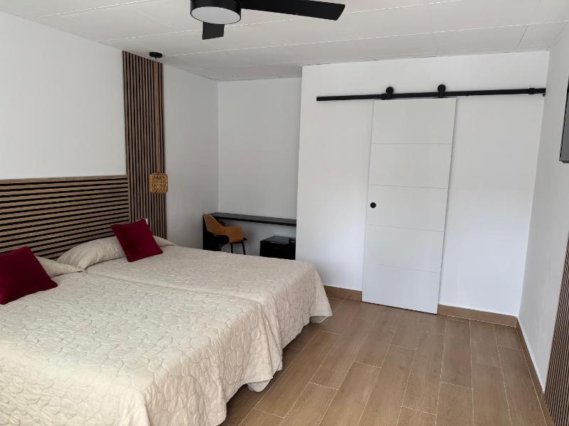 Large Twin Room image 2