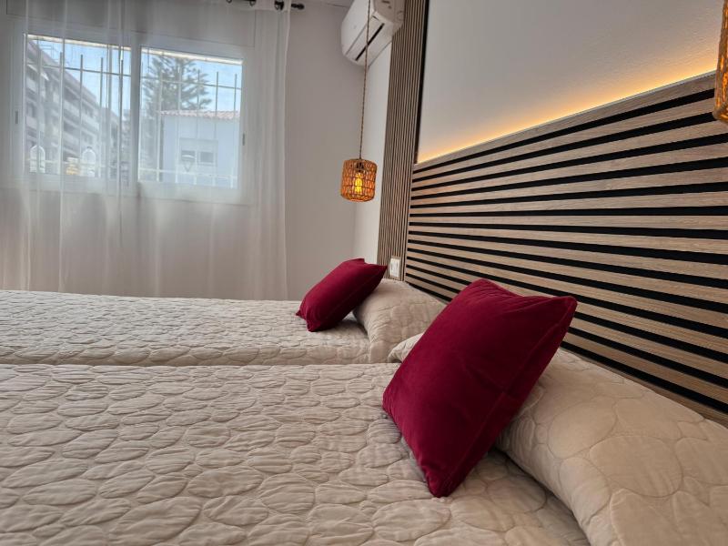 Large Twin Room image 3