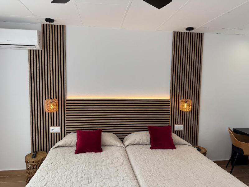 Large Twin Room image 4