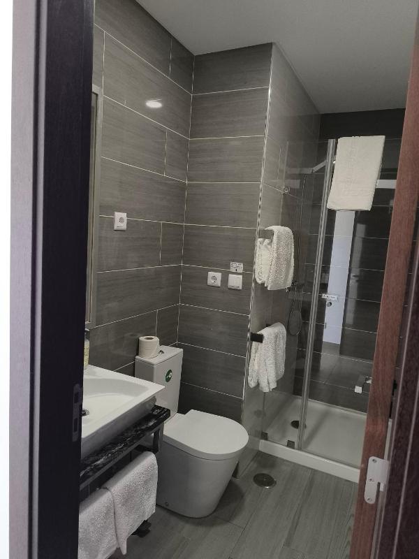 Standard Twin Room image 1