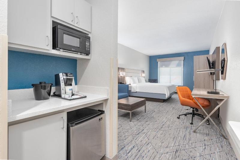 King Suite - Non-Smoking image 3