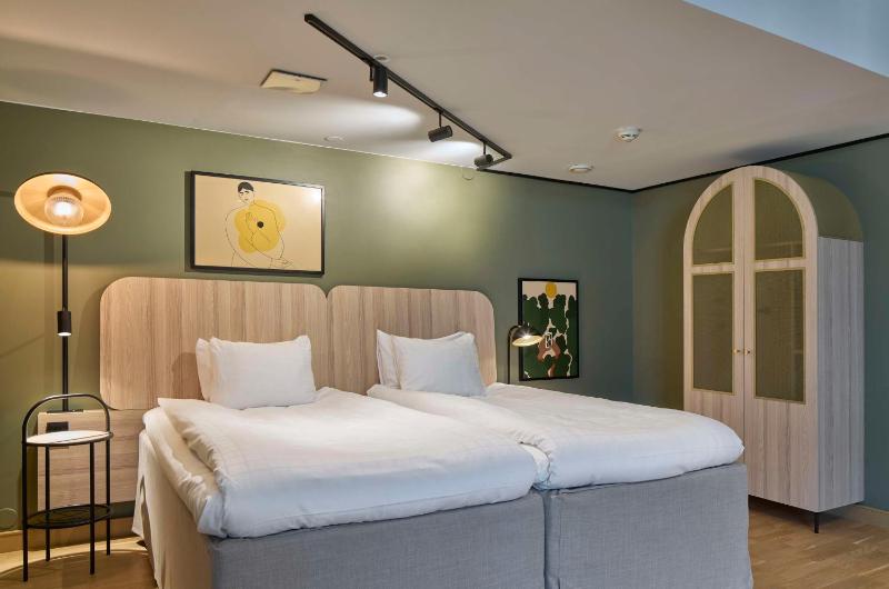 Superior Twin Room image 3