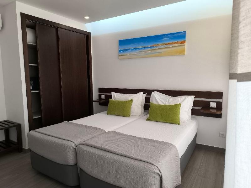 Twin Room with Sea View image 3