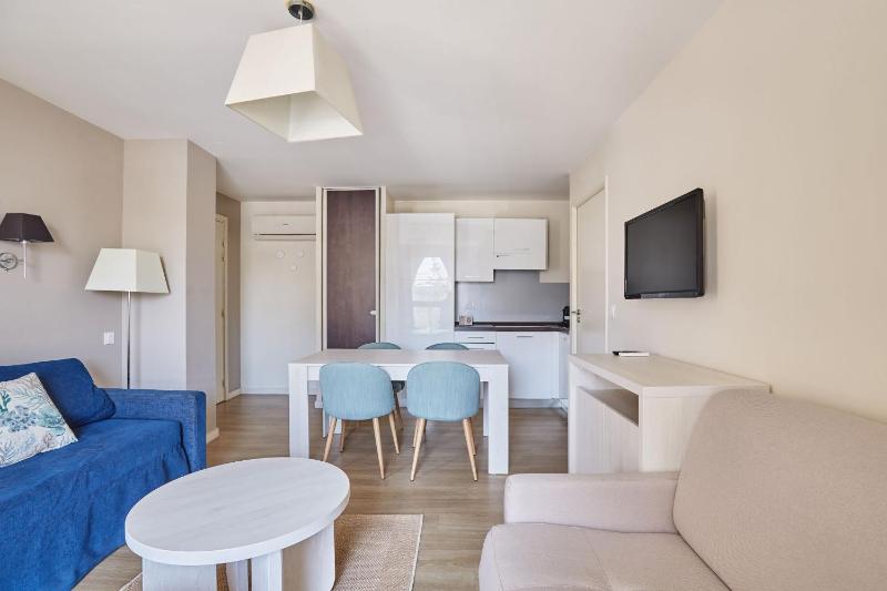 Apartment (5 Adults) image 4