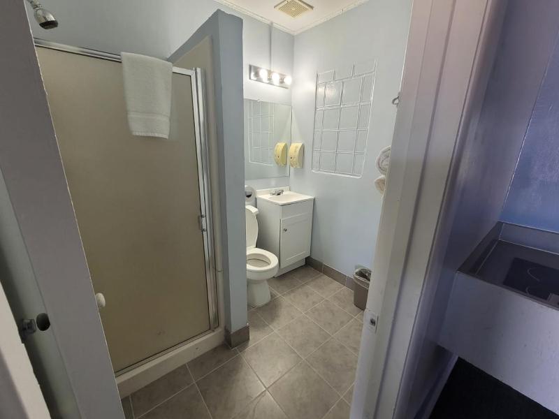 3 Full Beds with Kitchenette Non-Smoking image 3