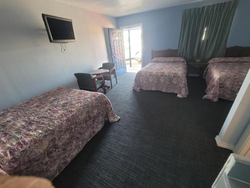 3 Full Beds with Kitchenette Non-Smoking image 2