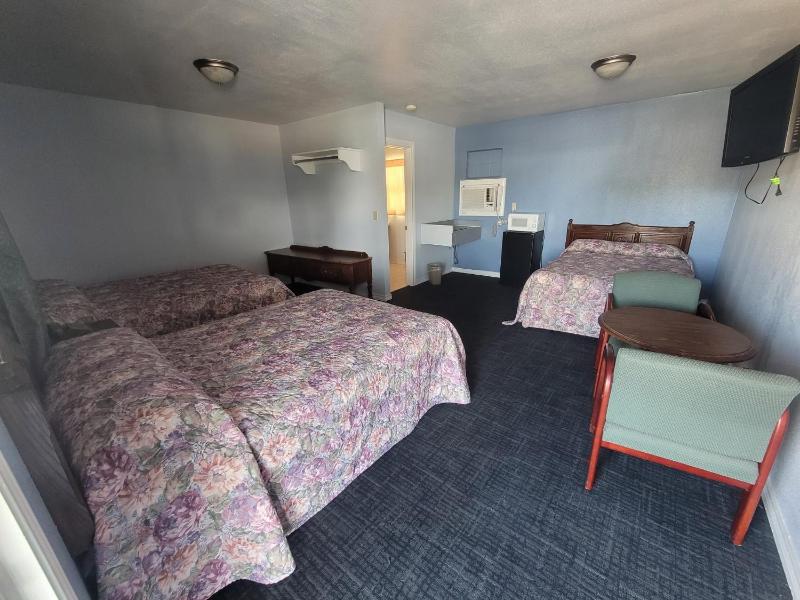 3 Full Beds with Kitchenette Non-Smoking image 1