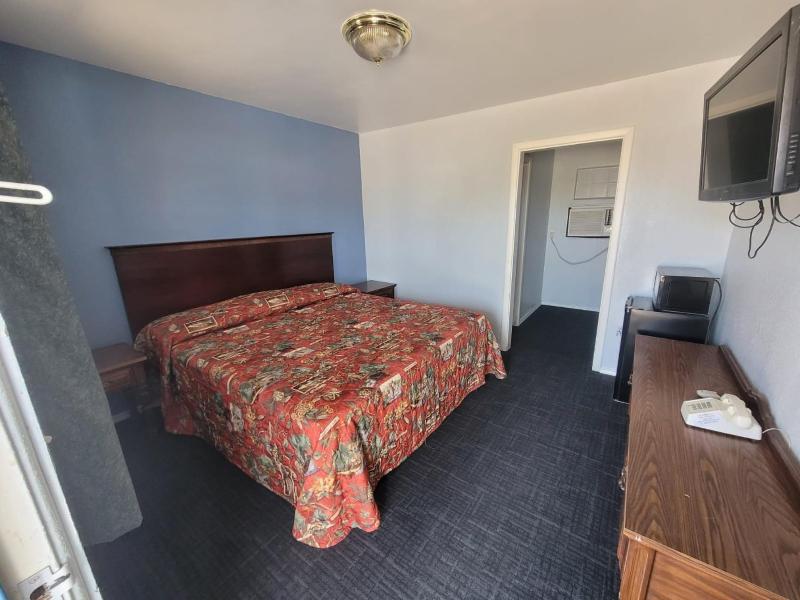 King Bed with Kitchenette Non-Smoking image 3