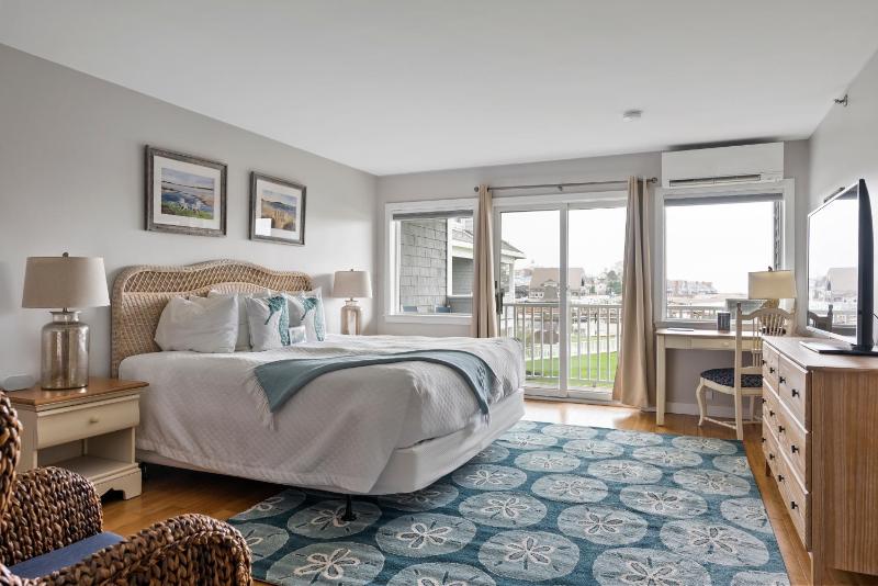 Portside King Top Floor image 2