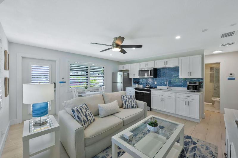 Tiki Hut Hideaway - Cozy Poolside Escape Walk to Beach - image 22